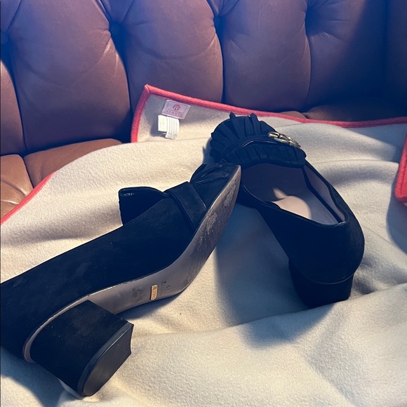 Gucci Black Heels with Gold Accent - Picture 7 of 7